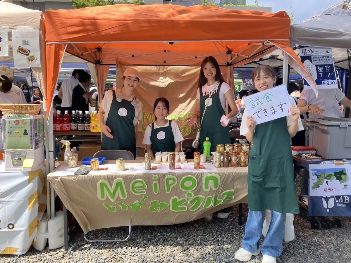 イベントでブースに立つ学生たち